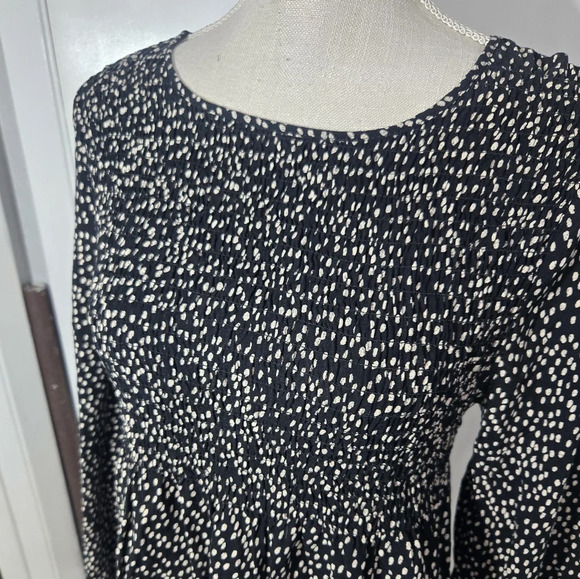 Urban Romantics Black and Cream smocked  Peplum Top Sz Large - Picture 4 of 7